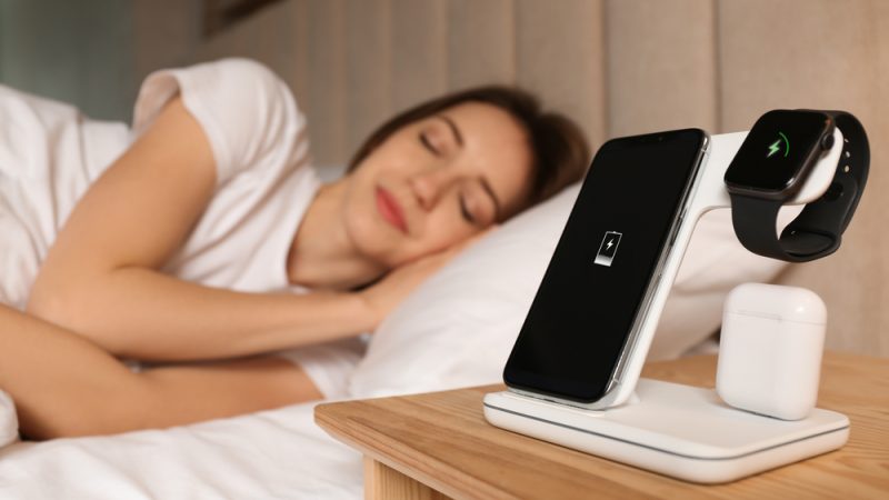 Держите его подальше от спальни. Электромагнитное излучение вредно для сна. (Shutterstock)  | Epoch Times Россия