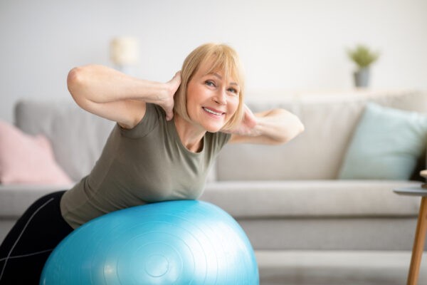Для женщин, подверженных риску развития остеопороза, особенно полезны упражнения для укрепления спины, которые могут обеспечить длительную защиту от переломов позвоночника. Фото: Prostock-studio/Shutterstock