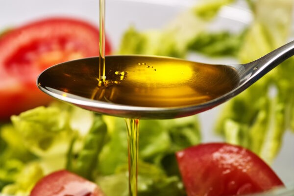 Линолевая кислота содержится в большинстве обработанных продуктов, включая соусы и салатные заправки, наряду со «здоровыми» продуктами, такими как курица, свинина и оливковое масло. Alfred Nesswetha/Shutterstock