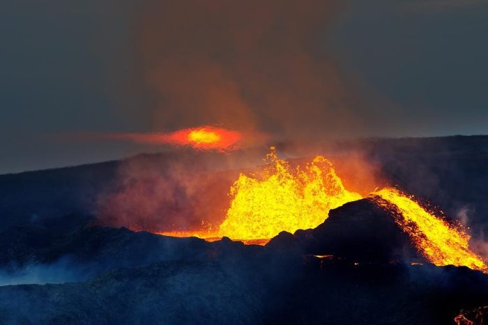 Американский фотограф-эмигрант запечатлел эпическую сцену северного сияния над извергающимся вулканом Исландии