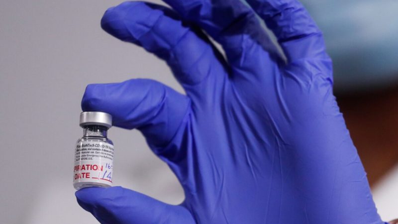 Флакон с вакциной от COVID-19 в Нью-Йорке 4 января 2021 года. Shannon Stapleton/Pool/AFP via Getty Images
 | Epoch Times Россия
