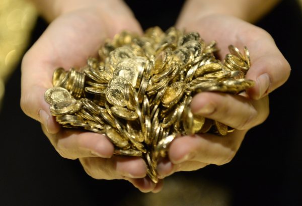 Золотые монеты на выставке в Ленцбурге, Швейцария, 16 ноября 2014 года. Фото: SteffenSchmidt/AP Photo