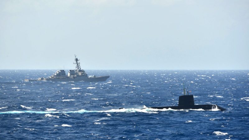 Подводная лодка Морских сил самообороны Японии и эсминец ВМС США во время их первых совместных противолодочных учений в Южно-Китайском море 16 ноября 2021 года. (The Japanese Maritime Self-Defense Force)  | Epoch Times Россия