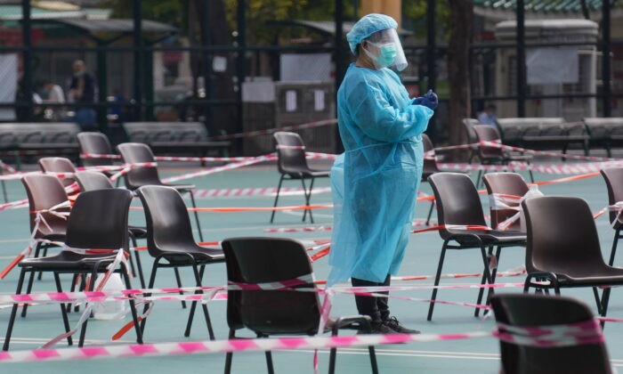 Медицинский работник ожидает жителей для сдачи анализов на коронавирус в центре тестирования в Гонконге 28 февраля 2022 года. (Vincent Yu/AP Photo) | Epoch Times Россия