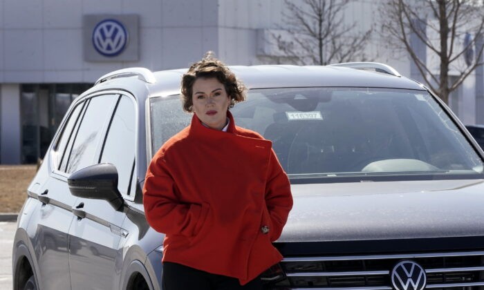 Кендалл Хейман стоит рядом с автомобилем-одиночкой, на котором она ездила последние два месяца, в Лоуренсе, штат Канзас, 9 марта 2022 года. Фото: Charlie Riedel/AP Photo
 | Epoch Times Россия
