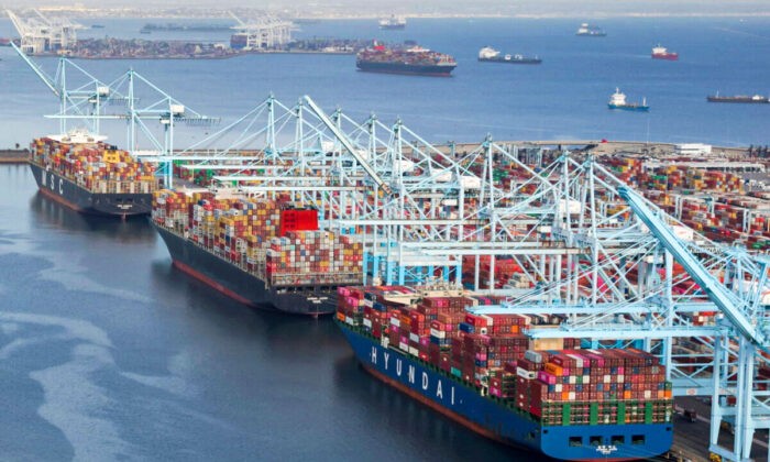 Грузовые контейнеры выгружаются с судов на контейнерном терминале в комплексе «Порт Лонг-Бич - Порт Лос-Анджелес» в Лос-Анджелесе, Калифорния, 7 апреля 2021 года. (Lucy Nicholson/Reuters)
 | Epoch Times Россия