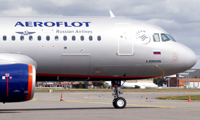 Логотип флагманской российской авиакомпании «Аэрофлот» на самолёте Airbus A320-200 в Коломье недалеко от Тулузы, Франция, 26 сентября 2017 года. (Regis Duvignau/Reuters) | Epoch Times Россия