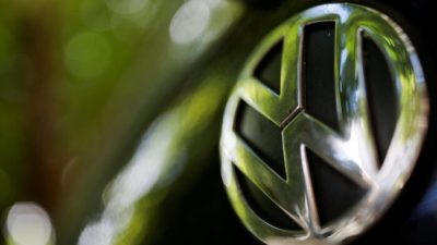 Volkswagen предупреждает о сокращении производства, поскольку кризис в Украине ударил по поставщикам