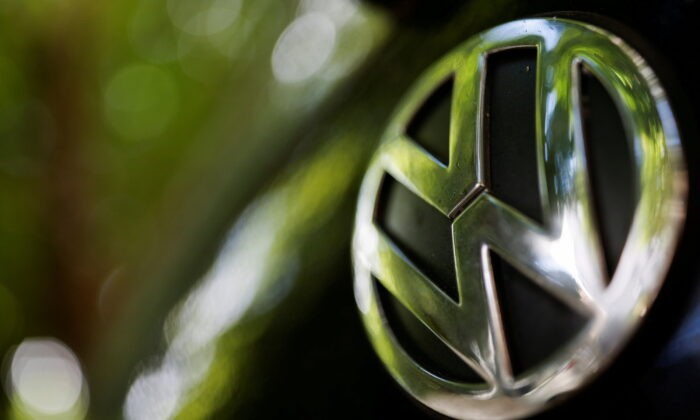 Логотип немецкого автопроизводителя Volkswagen виден на автомобиле, припаркованном на улице в Париже, Франция, 9 июля 2020 года. (ChristianHartmann/Reuters)
 | Epoch Times Россия
