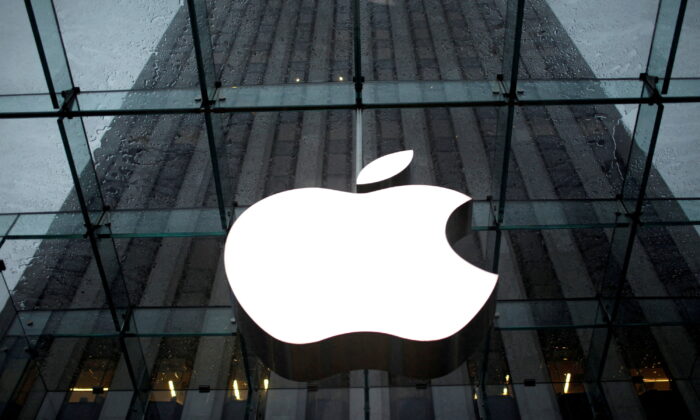 Логотип AppleInc. в вестибюле флагманского магазина Apple в Нью-Йорке. Фото: MikeSegar/Reuters
 | Epoch Times Россия