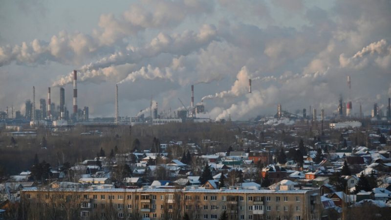 Дым от нефтеперерабатывающего завода в Омске, Россия, 10 февраля 2021 года. Фото: AlexeyMalgavko/Reuters
 | Epoch Times Россия