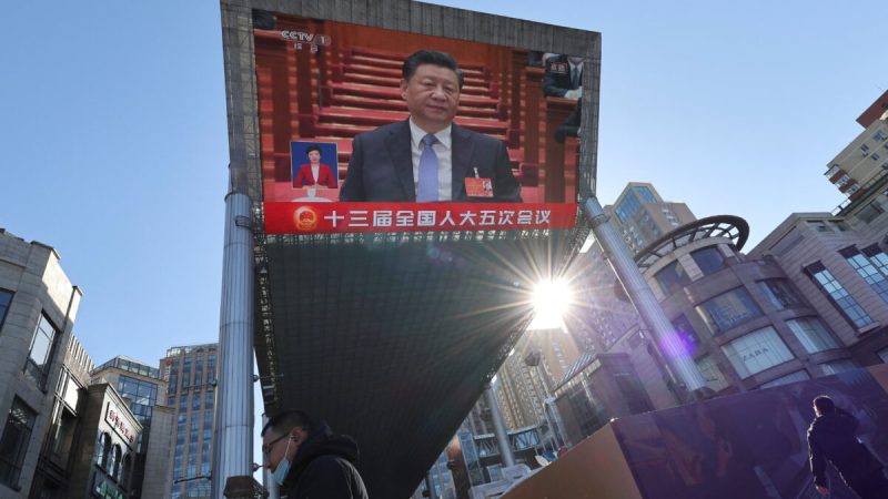 Китайский лидер Си Цзиньпин во время трансляции на большом экране открытия сессии Всекитайского собрания народных представителей. Пекин, 5 марта 2022 года. (TingshuWang/Reuters)  | Epoch Times Россия