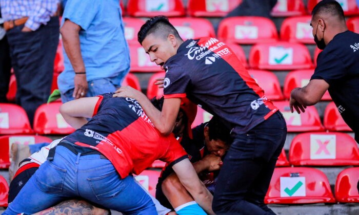 Драка на стадионе Коррегидора в Керетаро, Мексика, 5 марта 2022 года. Фото: Victor Pichardo/Reuters
 | Epoch Times Россия