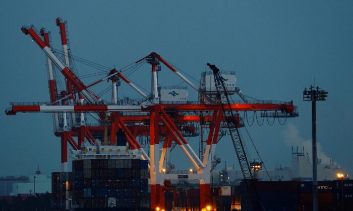 Грузовое судно и контейнеры в промышленном порту в Токио, Япония, 15 февраля 2022 года. Фото: KimKyung-Hoon/Reuters
 | Epoch Times Россия