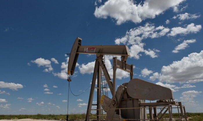 Насос работает в районе нефтедобычи в Пермском бассейне недалеко от Уинка, штат Техас, 22 августа 2018 г. Фото: Nick Oxford/Reuters
 | Epoch Times Россия