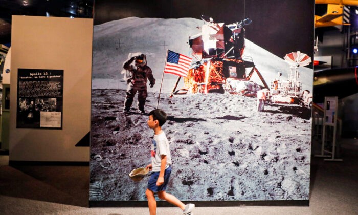 Маленький мальчик проходит мимо фотографии Базза Олдрина на поверхности Луны, сделанная во время миссии «Аполлон-11», в Музее колыбели авиации в Нью-Йорке 17 июля 2019 года. (Lucas Jackson/Reuters)
 | Epoch Times Россия