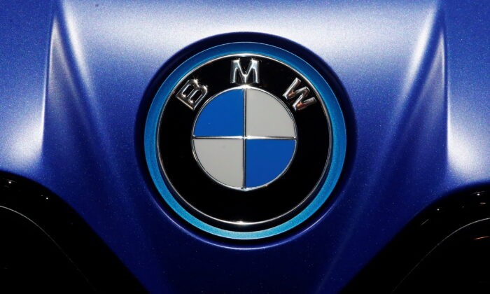 Логотип BMW виден во время Мюнхенского автосалона IAA Mobility 2021 в Германии, 8 сентября 2021 года. (Wolfgang Rattay/Reuters) | Epoch Times Россия