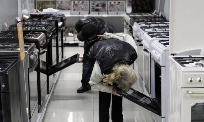 Покупатели осматривают кухонные плиты в магазине электроники в Ставрополе, юг России, 17 декабря 2014 года. (Eduard Korniyenko/Reuters) | Epoch Times Россия