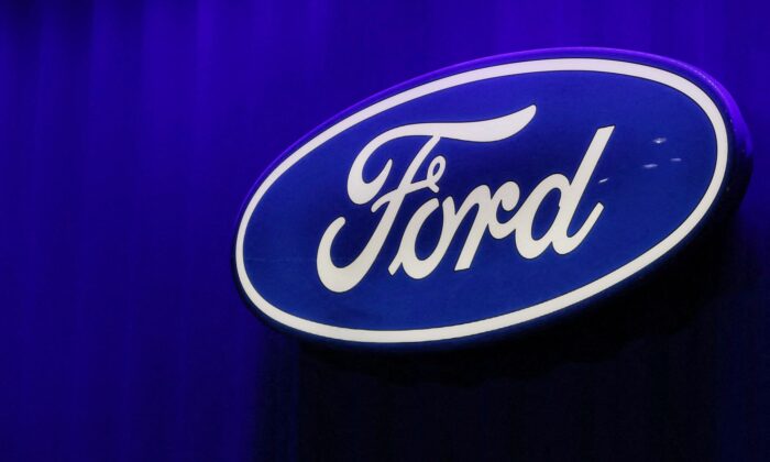 Логотип Ford на Североамериканском международном автосалоне в Детройте 15 января 2019 года. Фото: Brendan McDermid/Reuters
 | Epoch Times Россия