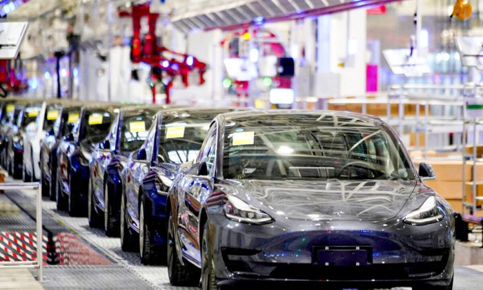 Автомобили Tesla Model 3 китайского производства во время доставки на заводе в Шанхае, Китай, 7 января 2020 года.  Фото: Aly Song/Reuters | Epoch Times Россия