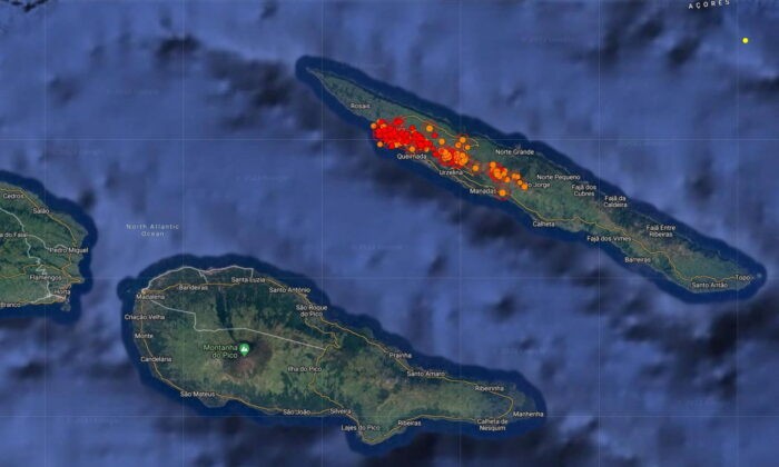 Спутниковая карта показывает сейсмическую активность на острове Сао Жоржи после того, как около 1100 небольших землетрясений произошли менее чем за 48 часов на Азорских островах, Португалия, 21 марта 2022 года. (Azore's Seismovolcanic Surveillance and Information Center/ Handout via Reuters)
 | Epoch Times Россия