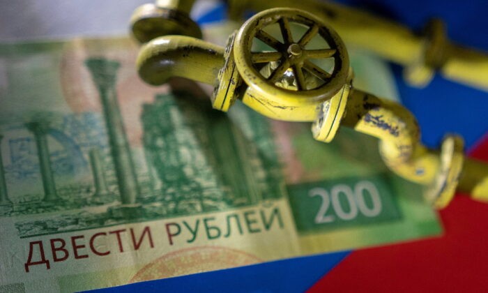 Модель газопровода на российской банкноте и флаге, сделанной 23 марта 2022 года. Фото: REUTERS/DadoRuvic/Illustration
 | Epoch Times Россия