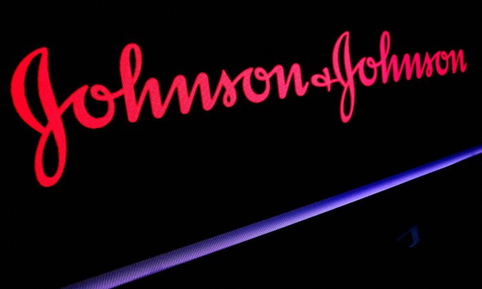 Логотип компании Johnson&Johnson отображается на экране на полу Нью-Йоркской фондовой биржи (NYSE) в Нью-Йорке, 29 мая 2019 года. (BrendanMcDermid/Reuters)
 | Epoch Times Россия
