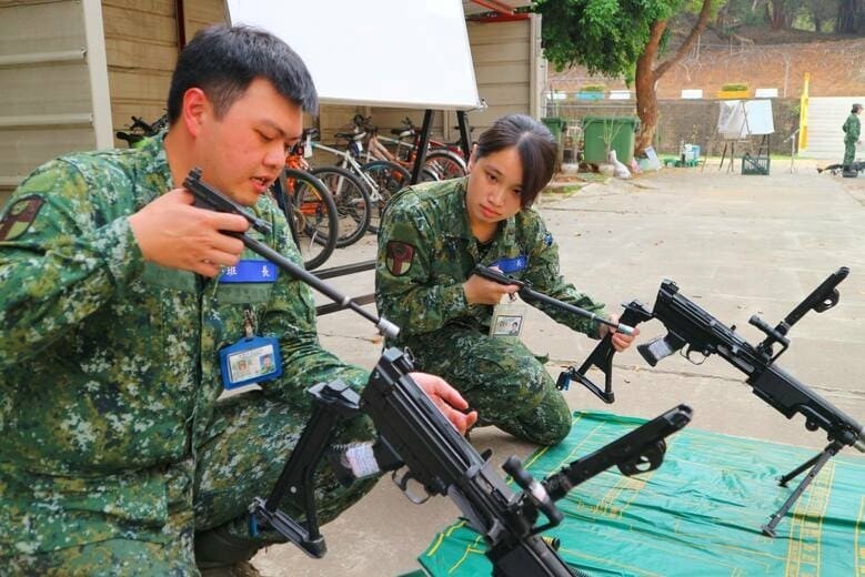 Мужчина и женщина из 4 батальона 302-й пехотной бригады армии Тайваня тренируются вместе. Фото: Taiwan Military Agency