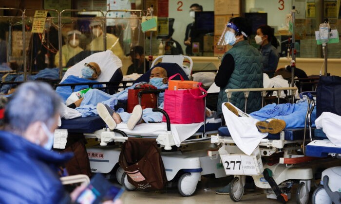 Пациенты в масках отдыхают в больнице в Гонконге 3 марта 2022 года. (TyroneSiu/Reuters)
 | Epoch Times Россия