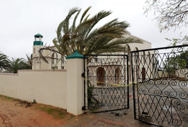 Полицейские оцепляют мечеть после нападения в Малмсбери недалеко от Кейптауна, ЮАР, 14 июня 2018 года. (REUTERS/Mike Hutchings)