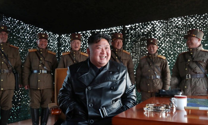 Лидер Северной Кореи Ким Чен Ын наблюдает за запуском ракет 22 марта 2020 года. Фото: KCNA/viaReuters
 | Epoch Times Россия