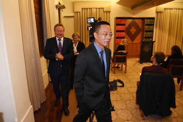 Эндрю Форрест (слева) и генеральный консул Китая в штатах Виктория и Тасмания Лон Чжоу (в центре) на пресс-конференции в Парламентском офисе Содружества 29 апреля 2020 года в Мельбурне, Австралия. Фото: AAP Image/James Ross