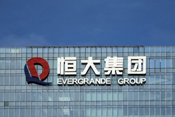 Логотип компании на штаб-квартире ChinaEvergrandeGroup в Шэньчжэне, провинция Гуандун, Китай, 26 сентября 2021 года. (AlySong/Reuters)