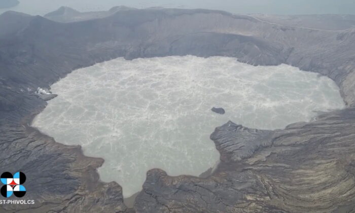 Общий вид кратерного озера вулкана Тааль, провинция Батангас, Филиппины 2 июля 2021 года. Скриншот из видеозаписи в социальных сетях. (PHIVOLCS-DOST via Reuters) | Epoch Times Россия