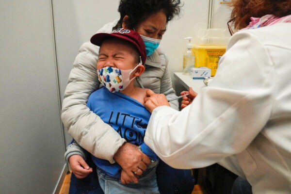 Мальчик получает дозу китайской вакцины Sinovac COVID-19 в общественном центре вакцинации в Гонконге 25 февраля 2022 года. (Kin Cheung/AP Photo)