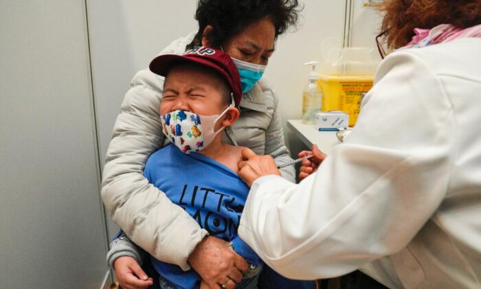 Мальчик получает дозу китайской вакцины Sinovac COVID-19 в общественном центре вакцинации в Гонконге 25 февраля 2022 года. (Kin Cheung/AP Photo)
 | Epoch Times Россия