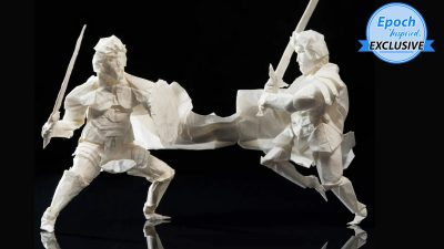 Битва двух воинов-оригами, сложенных из одного листа бумаги
