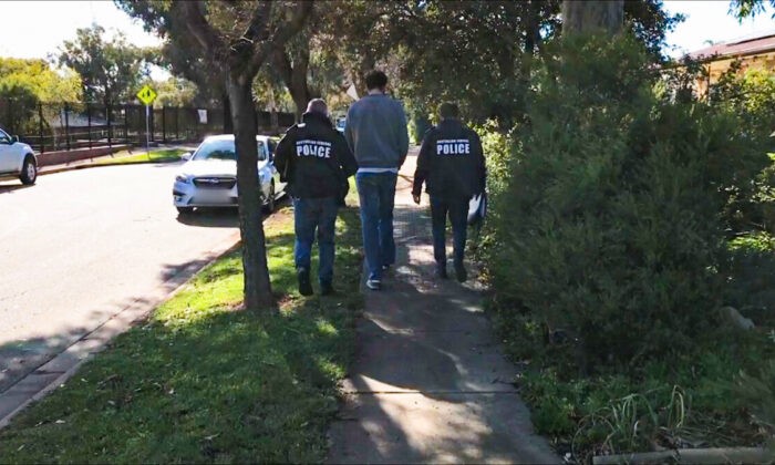 Федеральная полиция Австралии (AFP) производит арест в рамках операции «Молто» в пригороде фермы Ингл в Аделаиде, Австралия. Фото: AFP | Epoch Times Россия