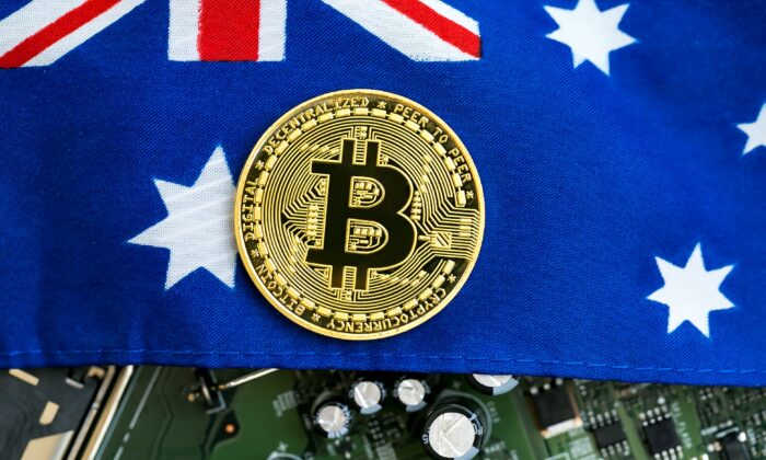 Символ криптовалюты Bitcoin над австралийским флагом. (Tierney / Adobe Stock) | Epoch Times Россия