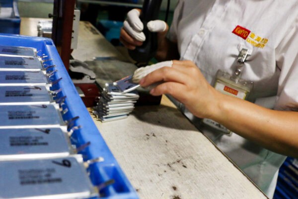 Сотрудник на производственной линии литий-ионных аккумуляторов на заводе в Дунгуане, провинция Гуандун, Китай, 16 октября 2018 г. (Joyce Zhou/Reuters)