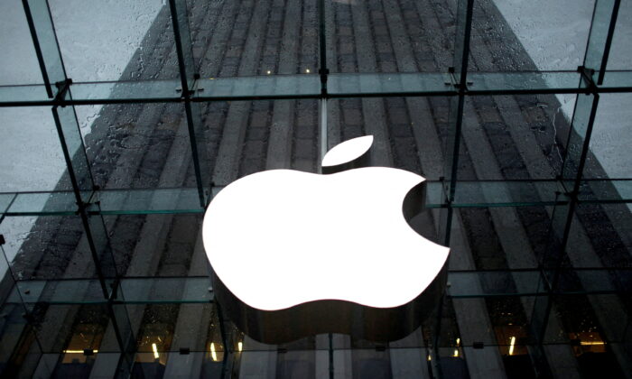 Логотип компании Apple Inc. виден в холле главного магазина Apple в Нью-Йорке 18 января 2011 года. (Mike Segar/Reuters)
 | Epoch Times Россия