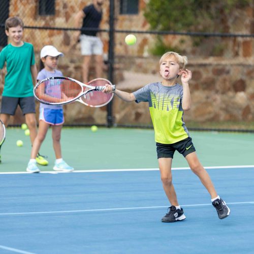 Летние теннисные лагеря — отличный способ совместить отдых с обучением