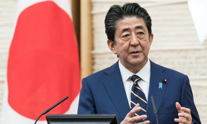 Премьер-министр Японии СиндзоАбэ выступает на пресс-конференции в официальной резиденции в Токио, Япония, 7 апреля 2020 года. (TomohiroOhsumi/PoolviaReuters) | Epoch Times Россия