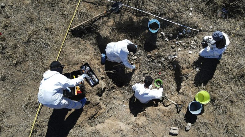Судмедэксперты раскапывают участок, называемый картельным «местом уничтожения» с захороненными сожжёнными человеческими останками, на окраине Нуэво-Ларедо, Мексика, 8 февраля 2022 года. Фото: MarcoUgarte/AP Photo  | Epoch Times Россия