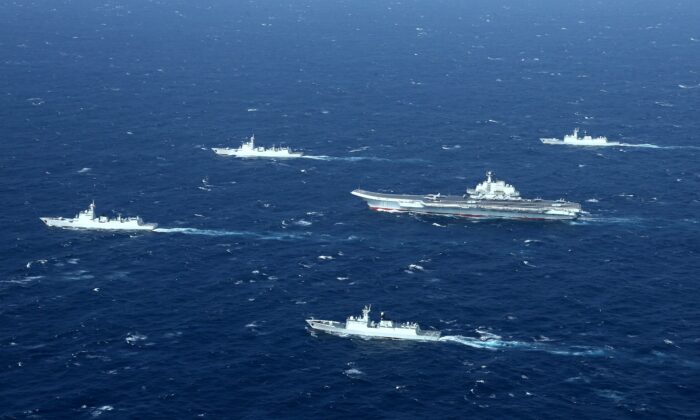 Формация китайских ВМС, включая авианосец «Ляонин», во время военных учений в Южно-Китайском море, на фотографии с воздуха, сделанной 2 января 2017 года. (STR/AFP viaGettyImages)
 | Epoch Times Россия