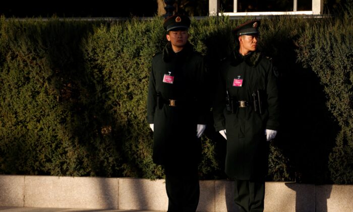 Китайские солдаты стоят на страже в Пекине, Китай, 5 марта 2022 года. Фото: CarlosGarciaRawlins/Reuters
 | Epoch Times Россия