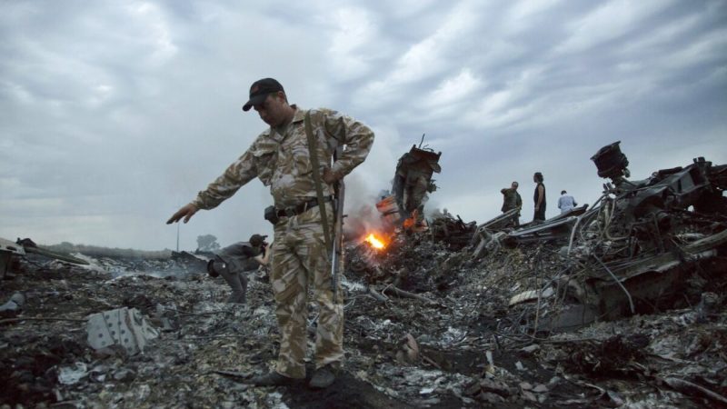 Люди среди обломков на месте крушения пассажирского самолёта MH17 возле села Грабово, Украина, 17 июля 2014 года. (Dmitry Lovetsky/File via AP)  | Epoch Times Россия
