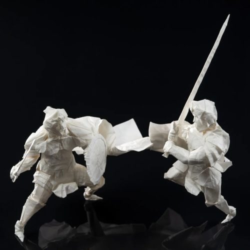Битва двух воинов-оригами, сложенных из одного листа бумаги