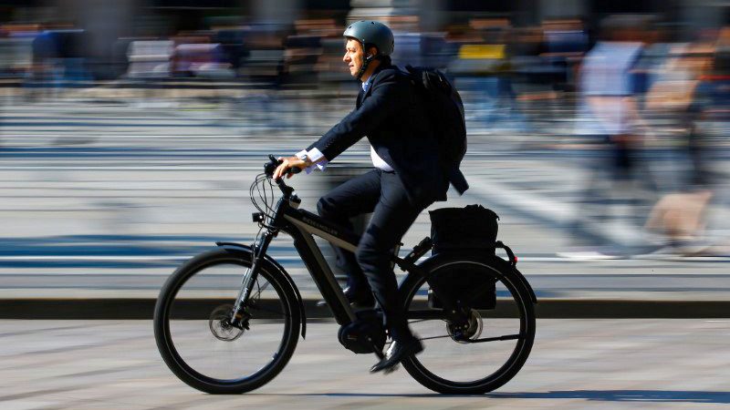 Мужчина едет на электрическом велосипеде, также известном как e-bike, в центре Милана, Италия, 18 мая 2018 года. (Stefano Rellandini/Reuters)  | Epoch Times Россия