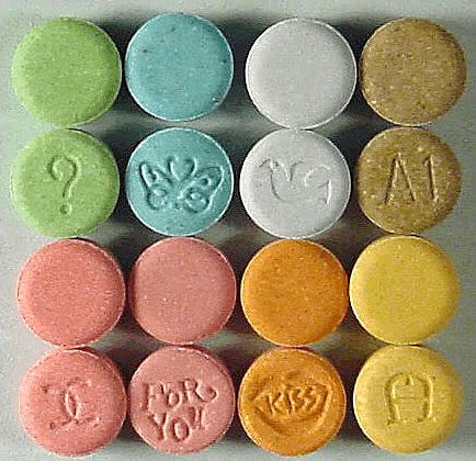 Австралийцы потребляют около 15,7 тонны метиламфетамина, кокаина, МДМА и героина. Таблетки экстази, которые могут содержать МДМА. Фото: Image DEA | Epoch Times Россия